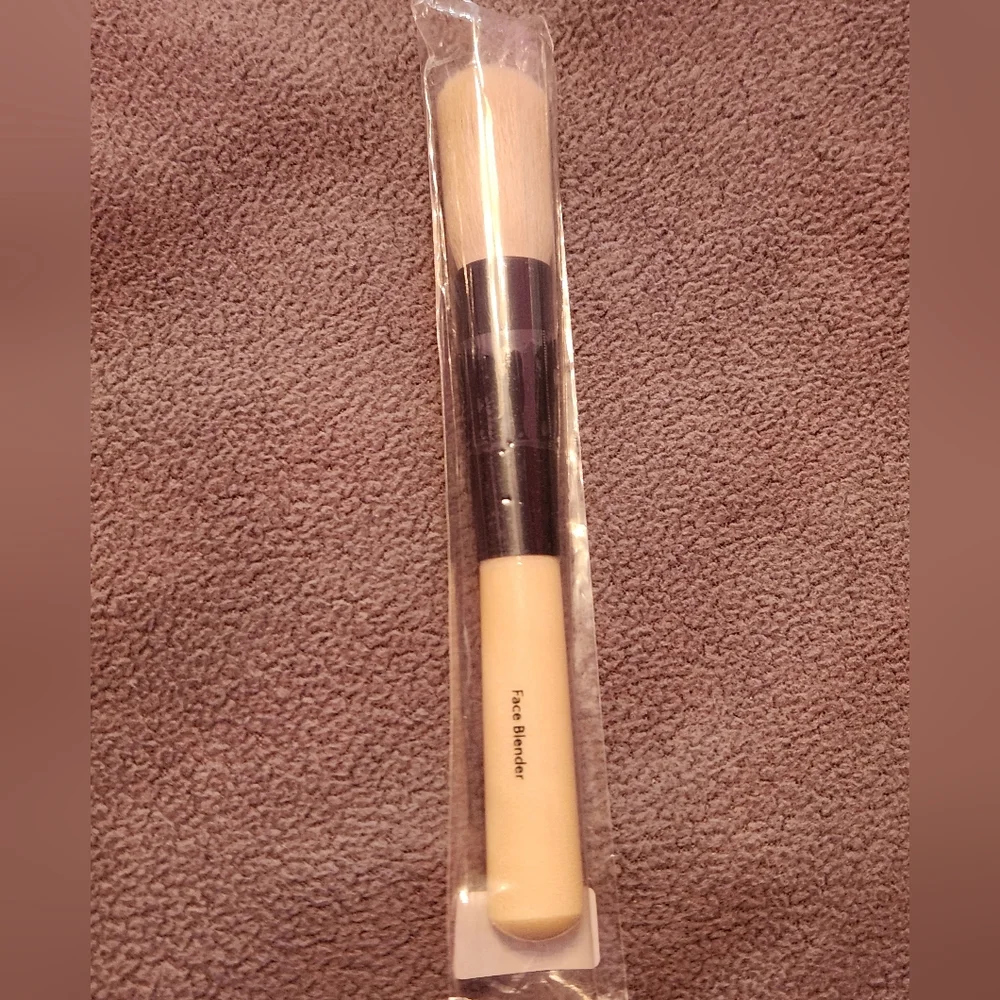 Bobbi Brown face blender brush